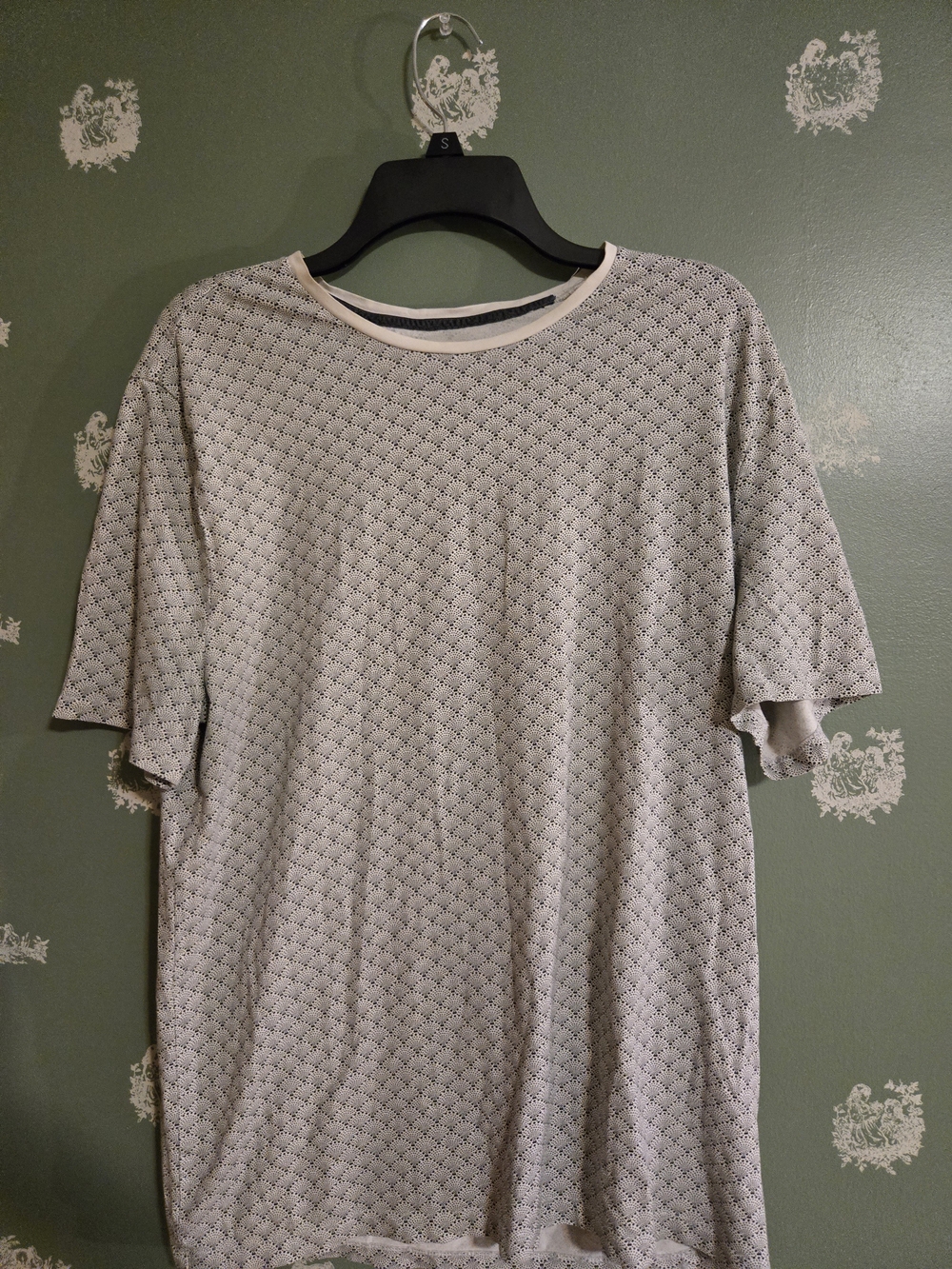 Express Men's Short Sleeve Patterned Tee in White and Gray